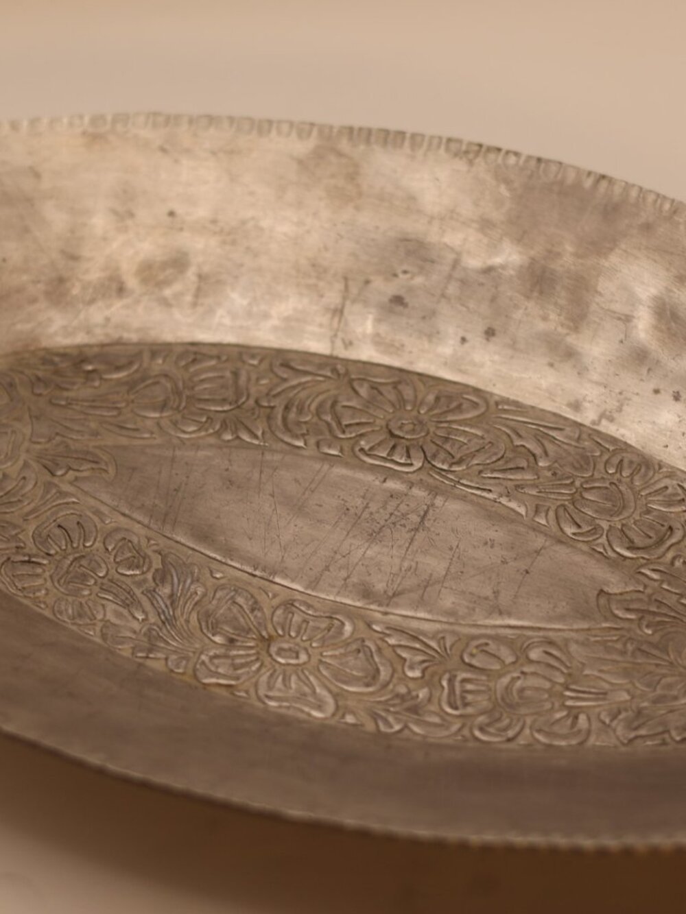 Mid Century Everlast Hammered Aluminum Tray Metal Handles